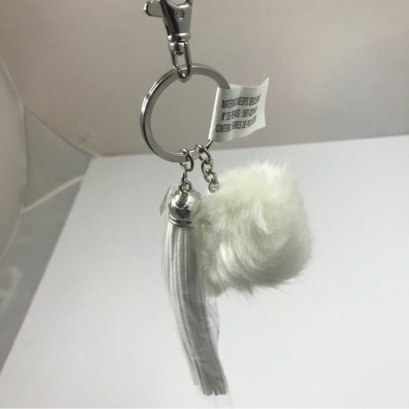 ✨✨10/$10✨✨ Silver keychain pom-pom love Faux Fur Gift pom pom NWOT - Picture 3 of 7